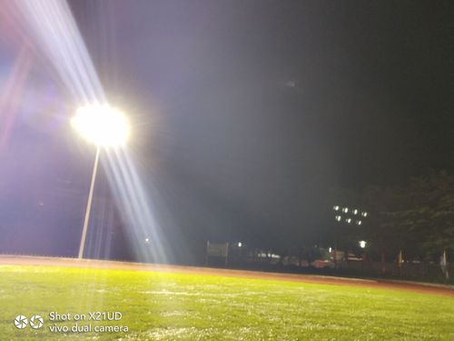 描写夜晚学校操场的句子？怎么样形容大学校园的夜景